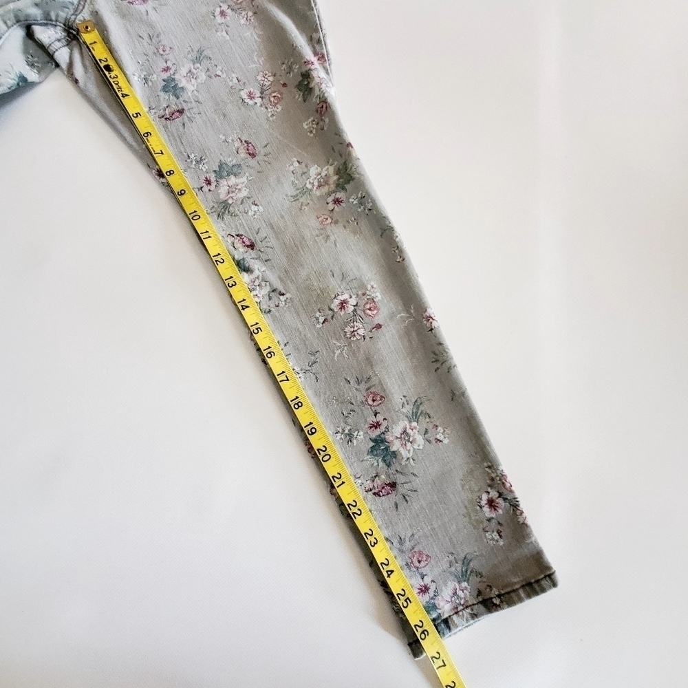 7001 * Bandolino Lisbeth Floral Print Jeans Gray Size 8P - Picture 14 of 15